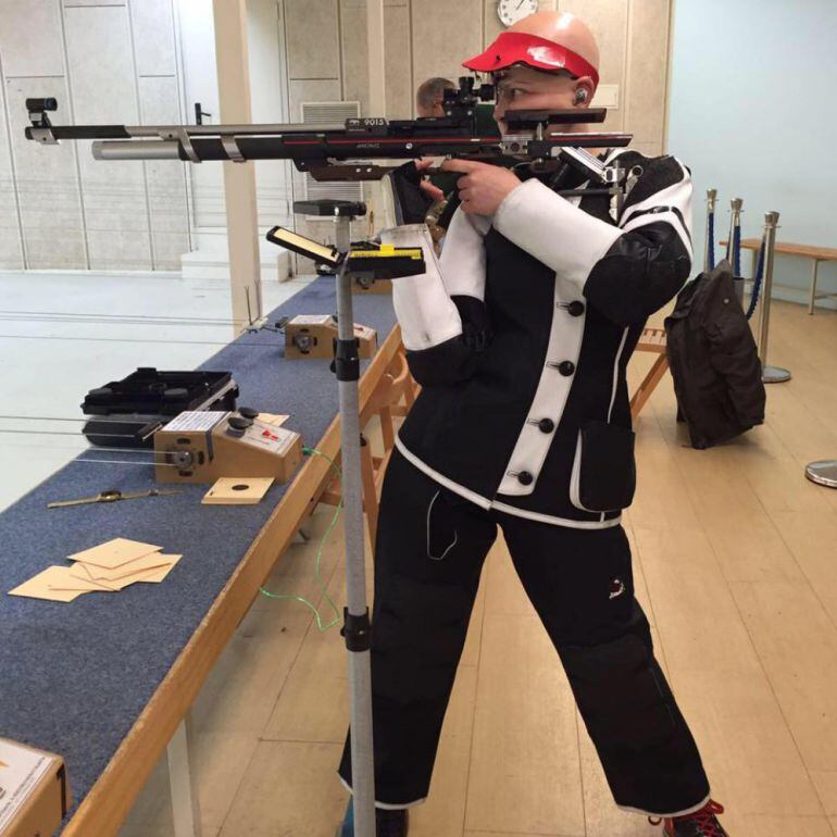 Esther Barrugués, tirant en una competició.