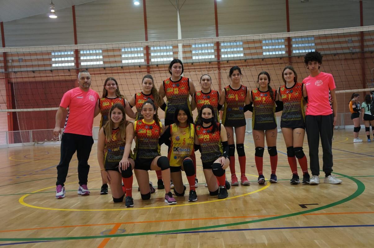 Equipo cadete, con técnicos y compañeras de entrenamiento.