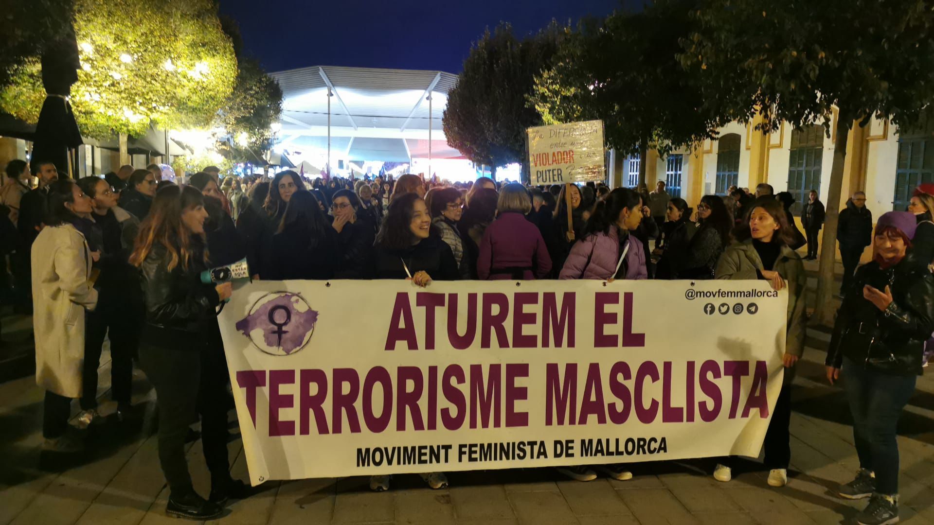 Cientos de personas se manifiestan en Palma en contra de la violencia machista.