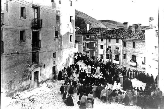 Procesión de comienzo del siglo XX por Zapaterias y Carmen, junto a la Torre de la Queda.