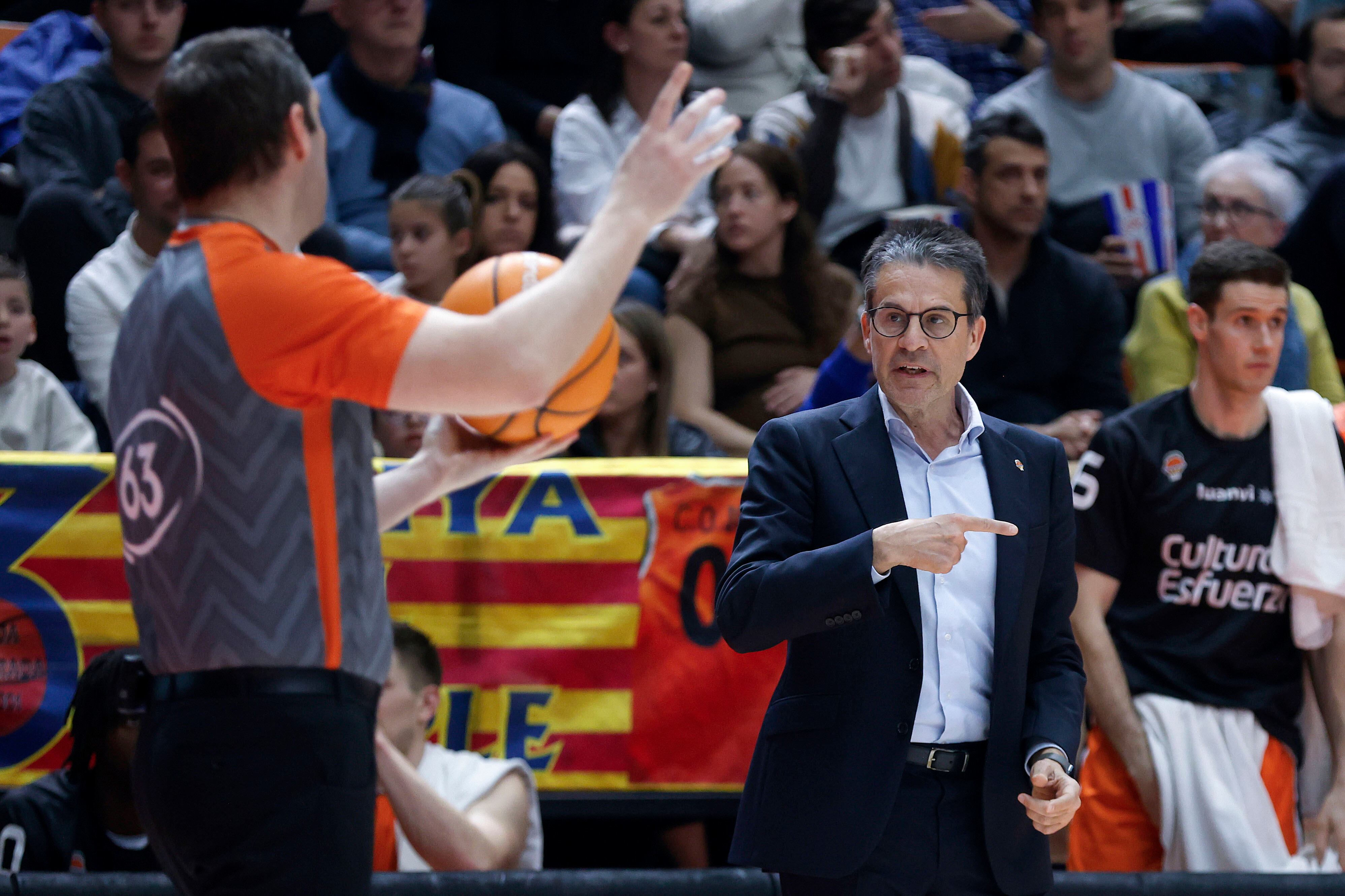 VALENCIA, 22/03/2025.- El entrenador del Valencia, Pedro Martínez, durante el partido de baloncesto correspondiente a la J24 de la Liga Endesa, disputado hoy sábado en el pabellón de la fuente San Luis de Valencia, entre Valencia Basket y Leyma Coruña. EFE/Miguel Ángel Polo.