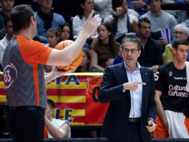 VALENCIA, 22/03/2025.- El entrenador del Valencia, Pedro Martínez, durante el partido de baloncesto correspondiente a la J24 de la Liga Endesa, disputado hoy sábado en el pabellón de la fuente San Luis de Valencia, entre Valencia Basket y Leyma Coruña. EFE/Miguel Ángel Polo.