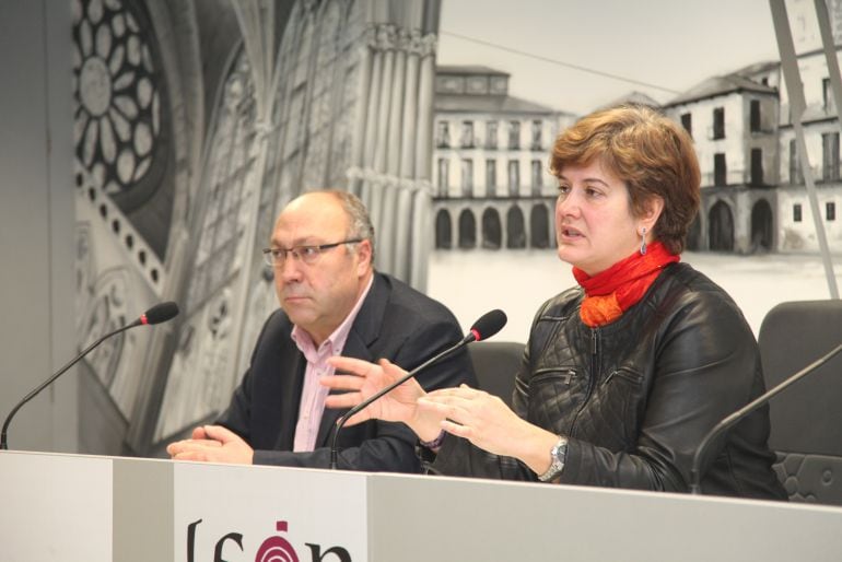 La concejala de Turismo Margarita Torres y el diputado del área Genaro Martínez, presentan la nueva oficina única de turismo