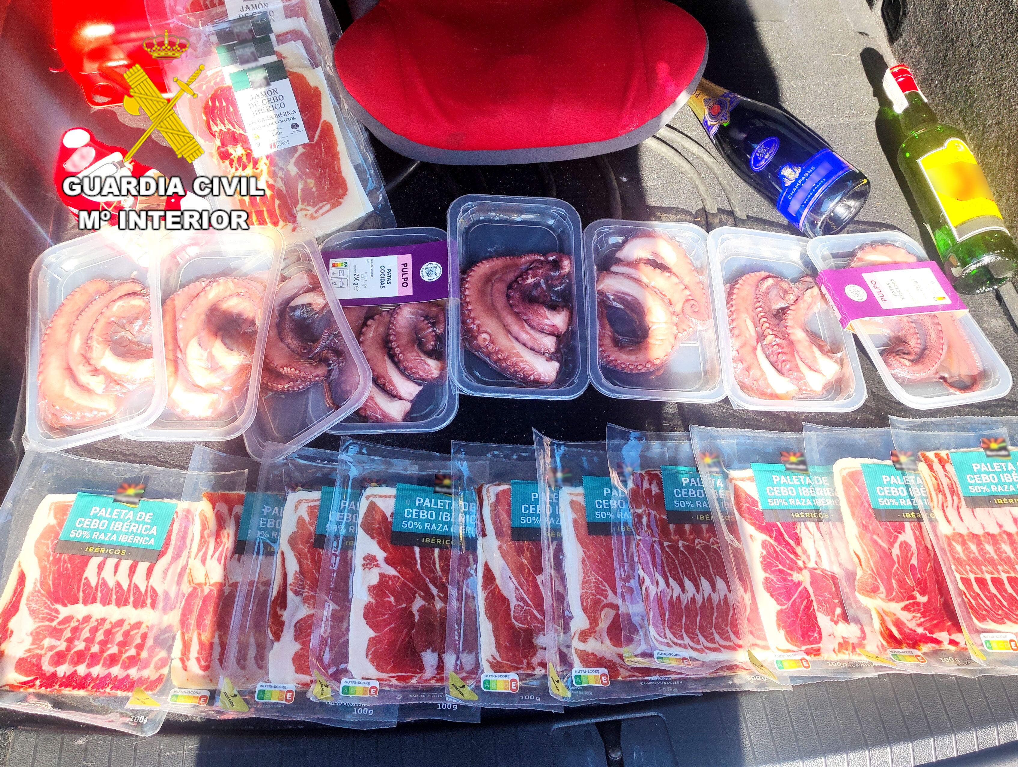 En el maletero fueron localizados sobres de jamón, patas cocidas de pulpo y botellas de whisky y champán