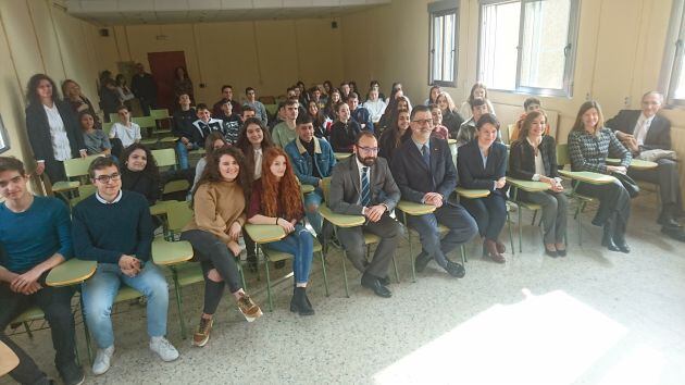 El consejero madrileño de Economía con los alumnos de Leganés