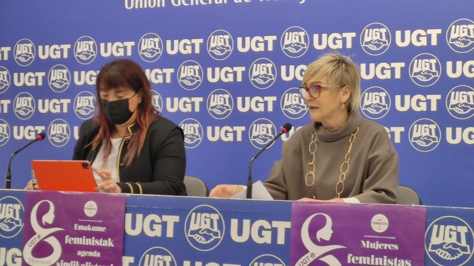 Cristina Antoñanzas (izda), y Marisol Vicente, dirigentes de UGT que han puesto de manifiesto en Pamplona el volumen global de la brecha salarial entre mujeres y hombres