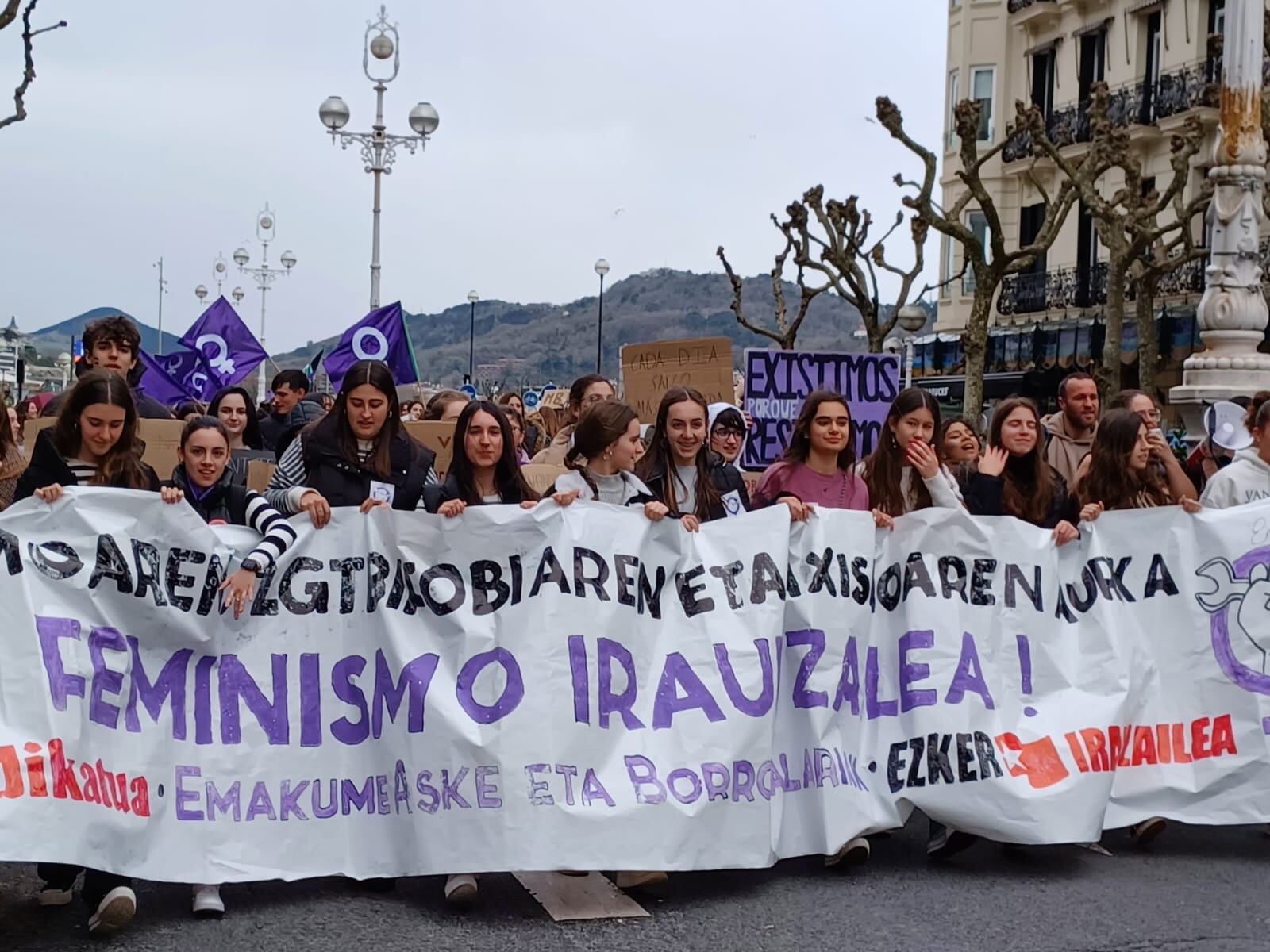 Jóvenes en la manifestación del 8M en San Sebastián