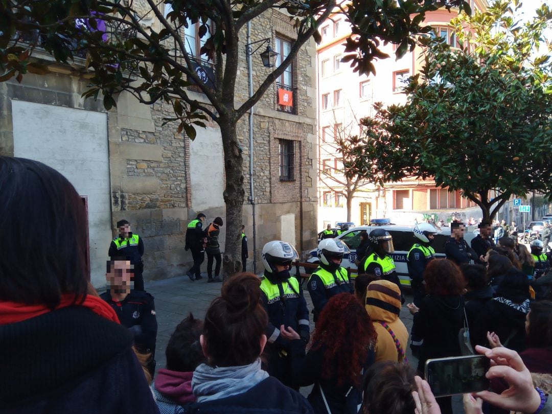 La Policía Municipal se lleva detenida a la mujer que entró en el palacio Álava-velasco 