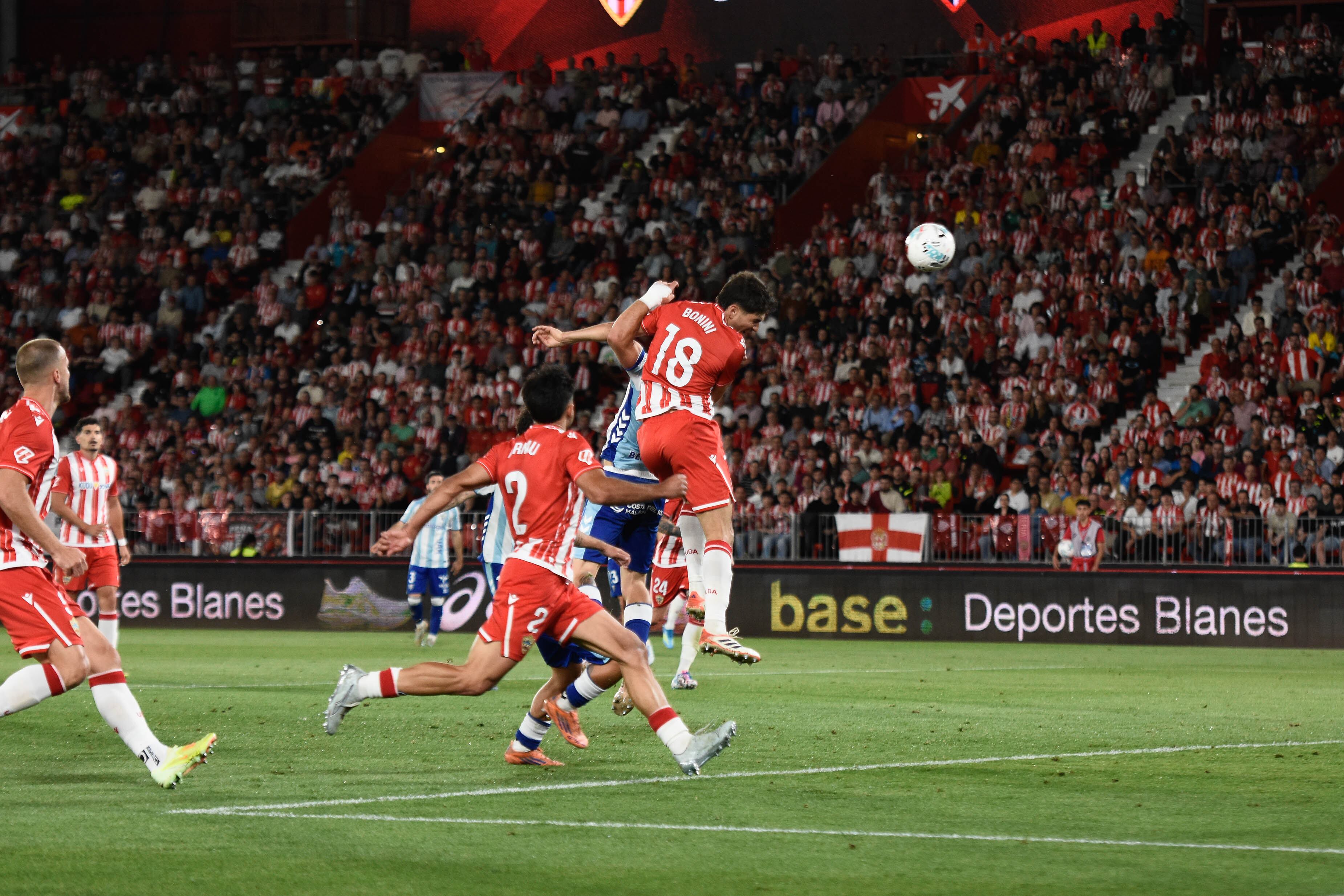 Bonini se prodiga en el área rival dispuesto a aportar goles.