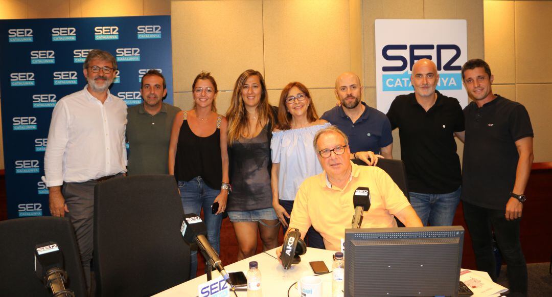 D'esquerra a dreta: Jaume Serra, director de SER Catalunya, Lluís Flaquer, Paula Vilaplana, Carla Turró, Rosa Badia, Màxim Castillo, Òscar Moré i Sique Rodríguez. Assegut, Josep Cuní 