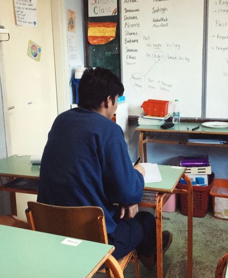 Amir en clase de inglés