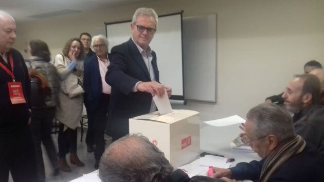 José Asensi en la sede de UGT votando para las primarias socialitas