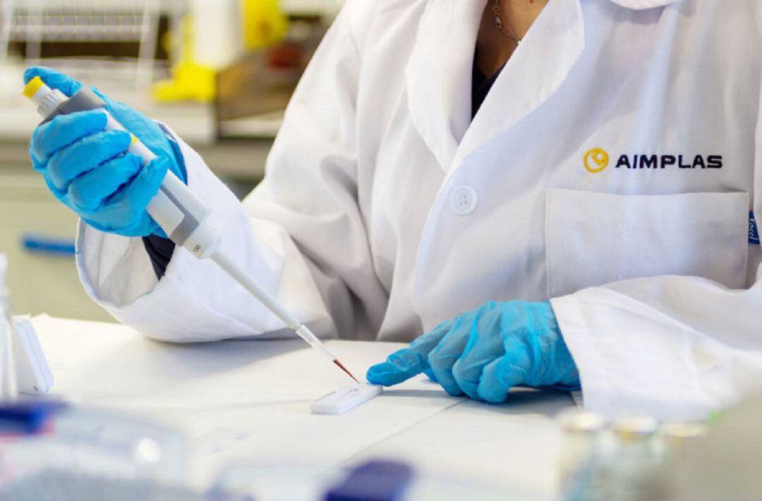 Una sanitaria con un test de Covid.