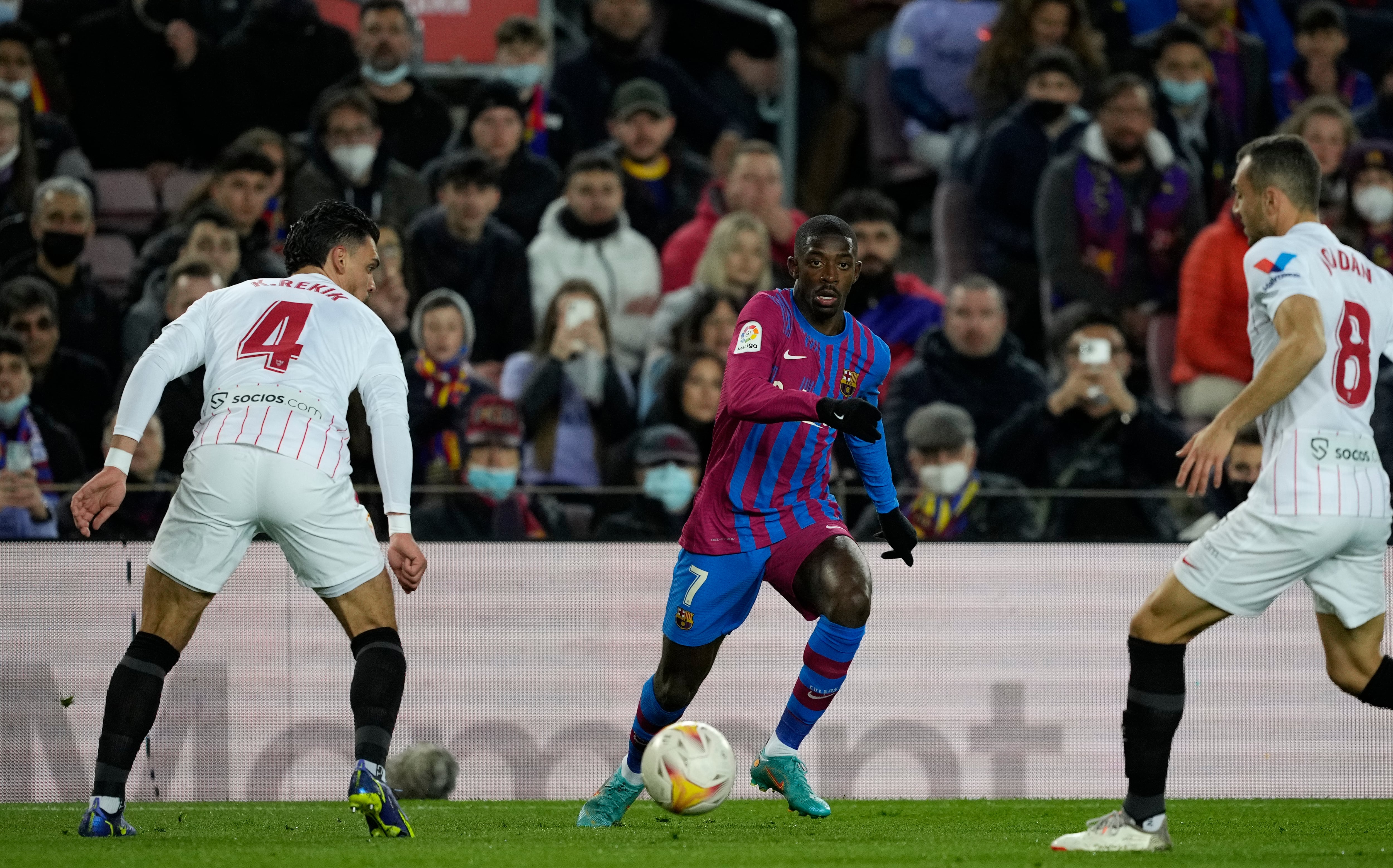 Dembélé, en acción, ante el Sevilla