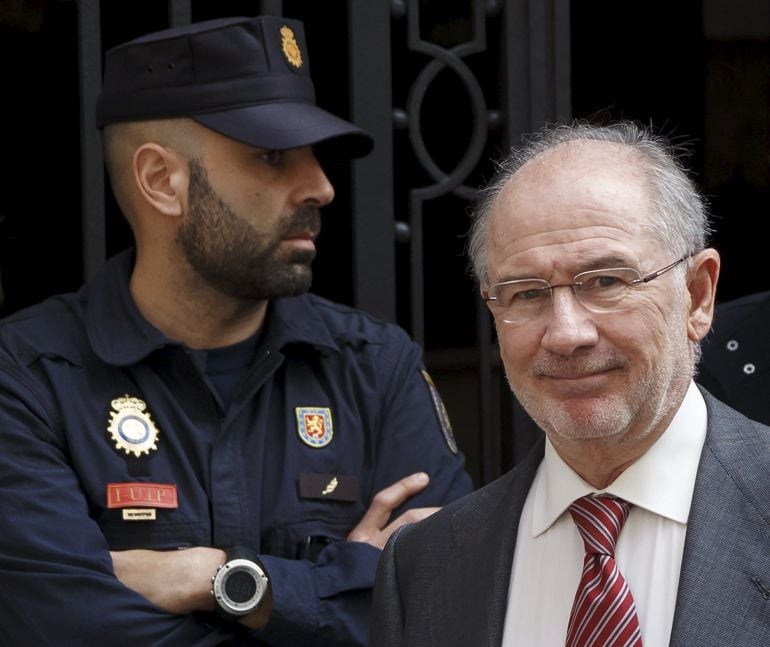 Former International Monetary Fund chief Rodrigo Rato (R) leaves his office in Madrid April 17, 2015. The home and office of Rato were searched on Thursday and the search in his office continued on Friday as part of a tax and money laundering investigatio