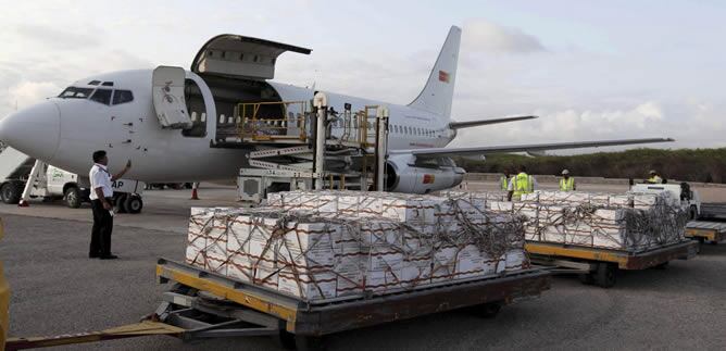 El primer vuelo, que lleva diez toneladas de suplementos nutritivos destinados a niños, ha aterrizado este miércoles en Mogadiscio