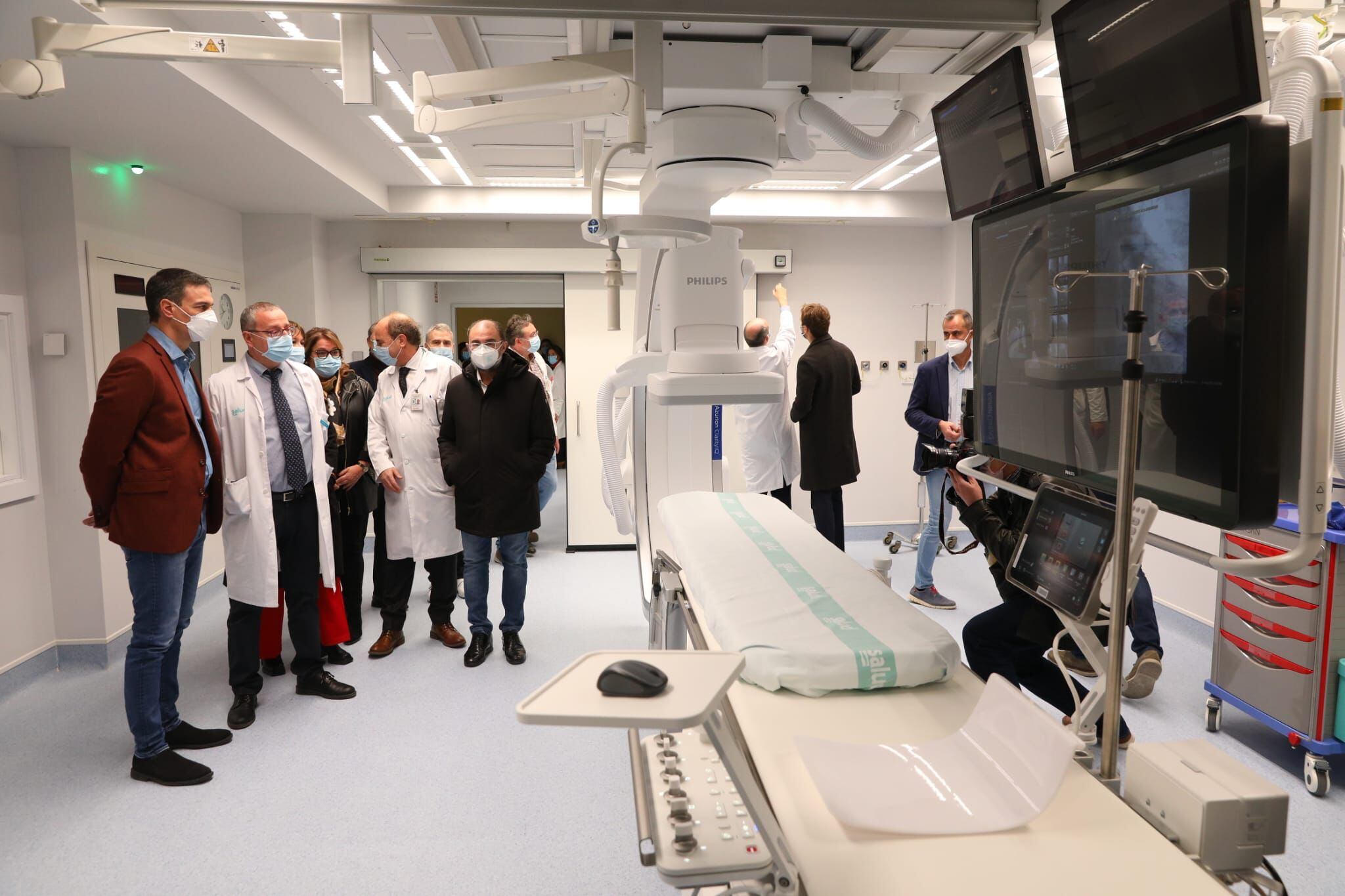 Pedro Sánchez durante la visita en la que conocía la nueva tecnología sanitaria de Aragón