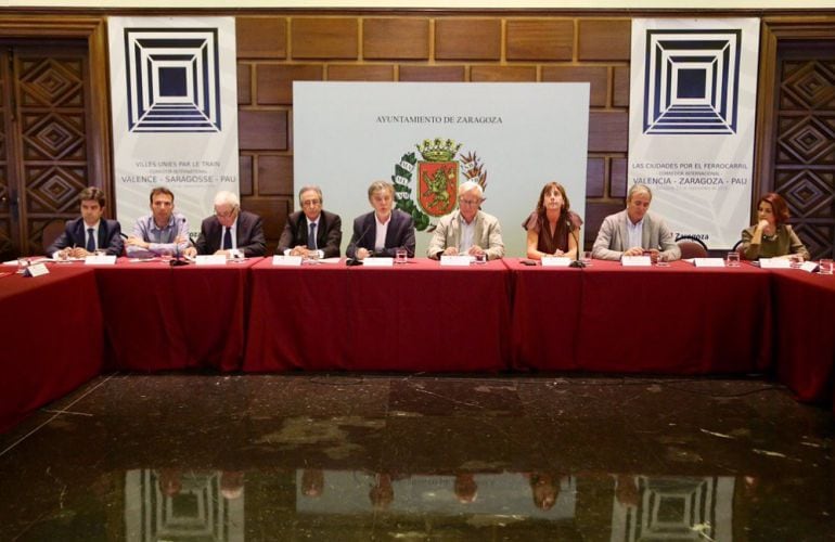 Cincuenta empresas de logística y una veintena de representantes institucionales han participado en esta reunión 