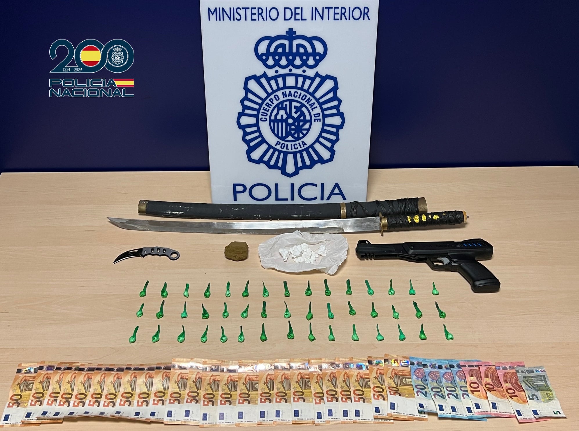 Dosis y material incautado durante registro de un punto de venta de cocaína en Lorca