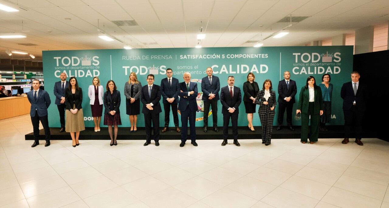 Juan Roig junto a miembros del Comité de Dirección.