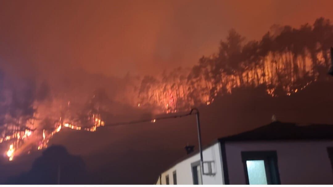 Las llamas de acercan a las viviendas de Trabada