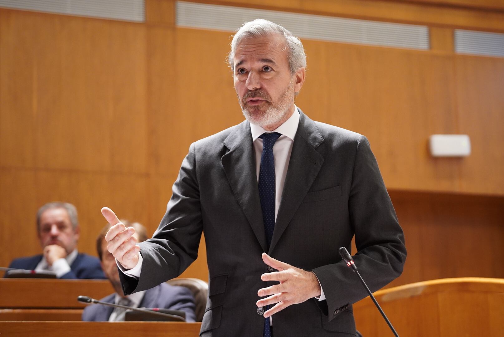 Jorge Azcón en la sesión de control del gobierno en las Cortes