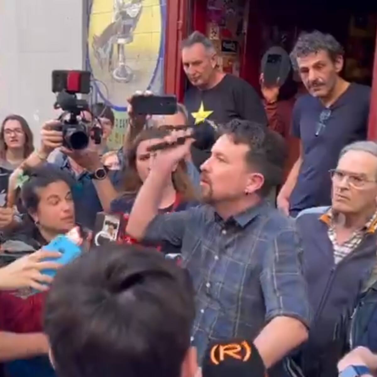 Pablo Iglesias le tira el micrófono a Vito Quiles en la presentación de su libro