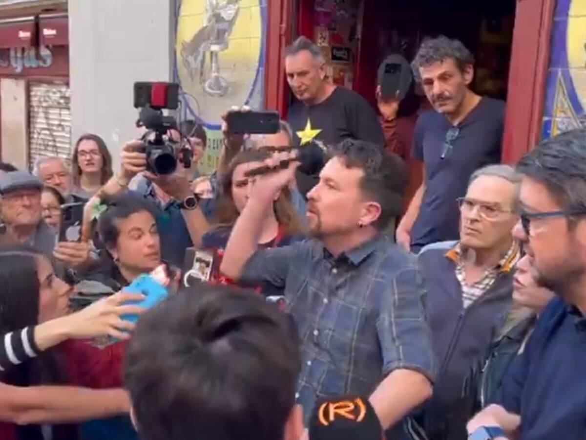 Pablo Iglesias le tira el micrófono a Vito Quiles en la presentación de su libro