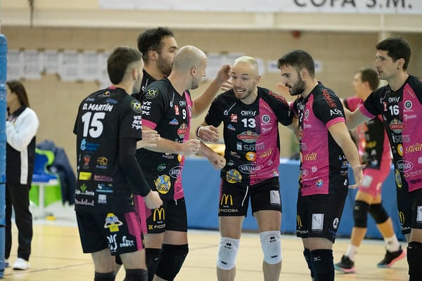 Los jugadores del Moreno Sáez Sporting celebran un punto en un partido en Los Pajaritos.