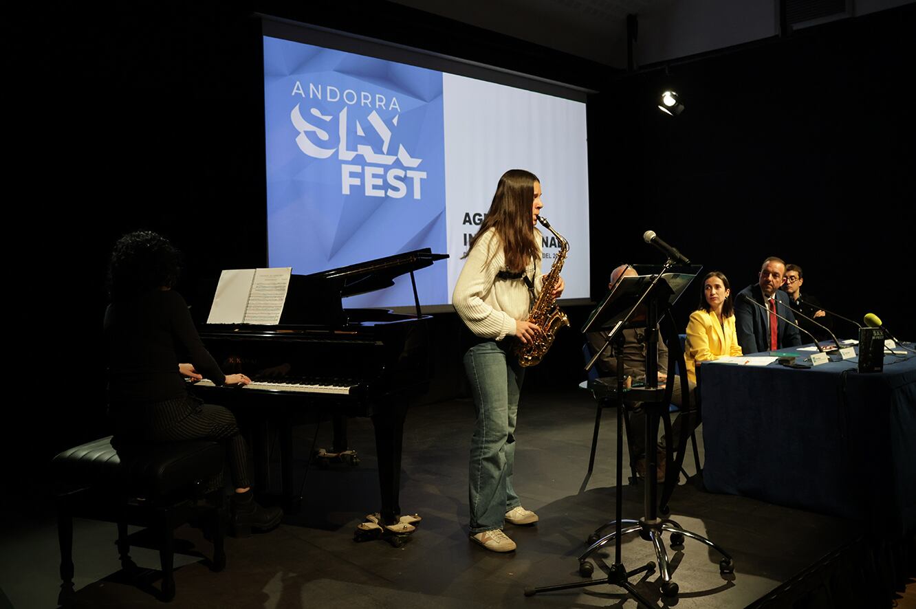 Una alumna de saxo interpreta un tema durant la roda de premsa de presentació de la 12a edició del festival Sax Fest.