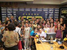 El presidente de la Junta se sometió en Hoy por Hoy Sevilla al cuestionario elaborado poor los alumnos y alumnas del CEIP Manuel Murube