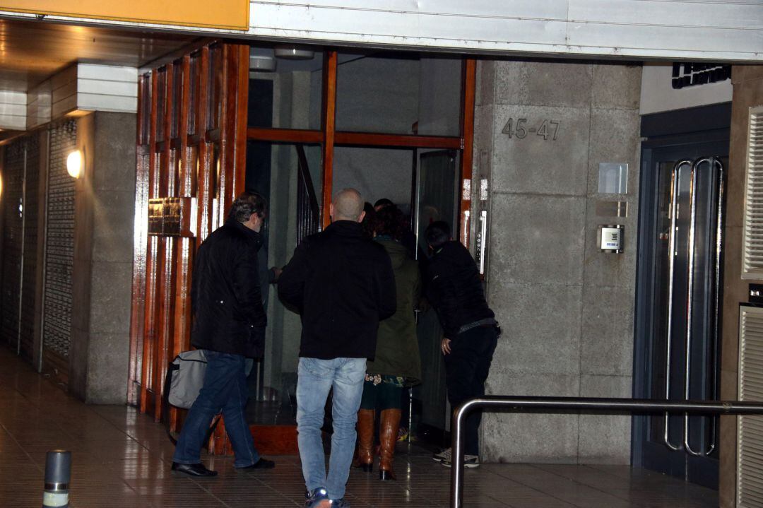 Portal del edificio donde tuvo lugar el crimen. 