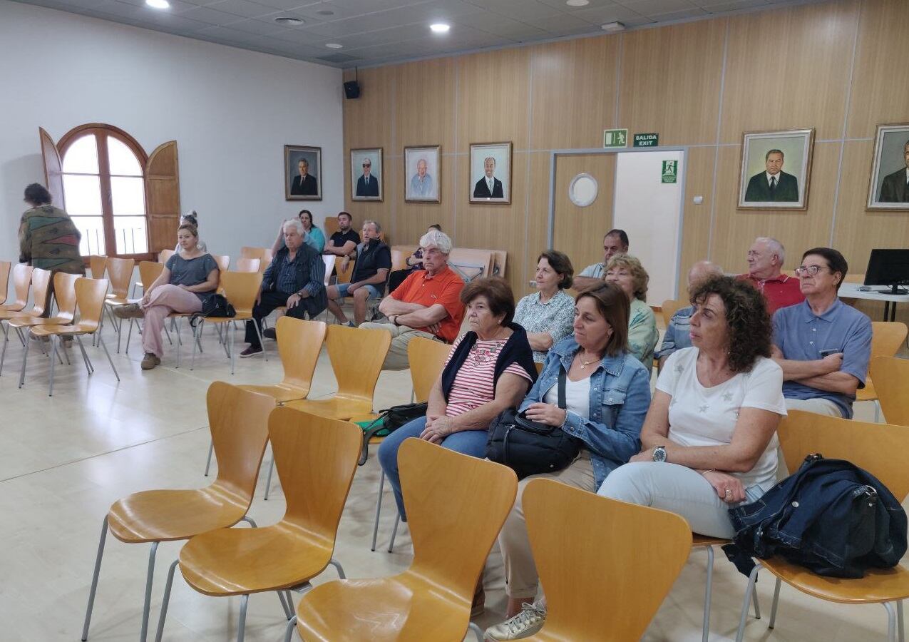 Un momento durante la reunión con los vecinos y comerciantes