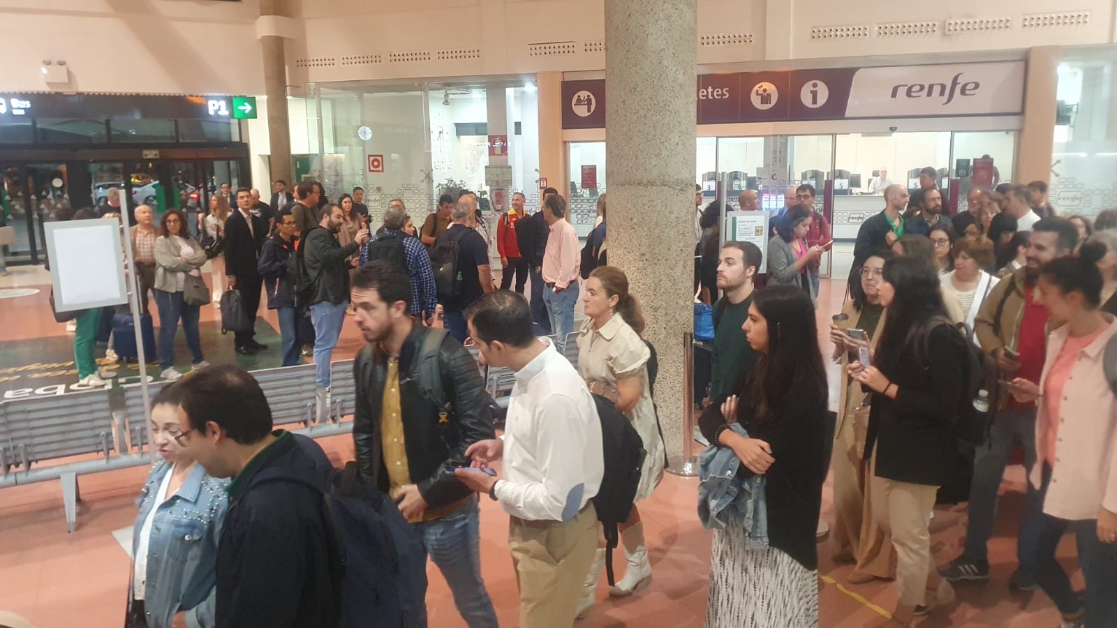 Usuarios en la estación de Ciudad Real este martes a las 7 de la mañana