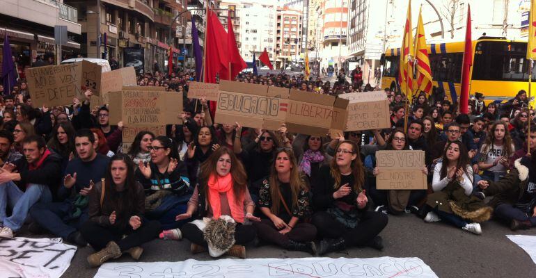 Moment de la protesta al seu pas per l'Avinguda de Catalunya de la ciutat de Lleida