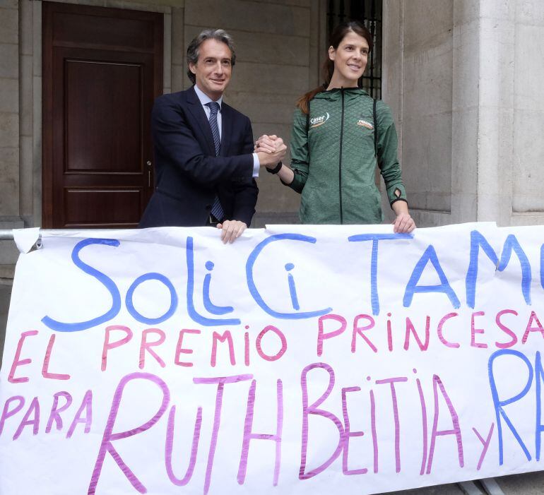 Ruth Beitia junto al alcalde de Santander tras la pancarta de apoyo a la candidatura al Premio Princesa de Asturias, instalada en la Plaza Porticada 