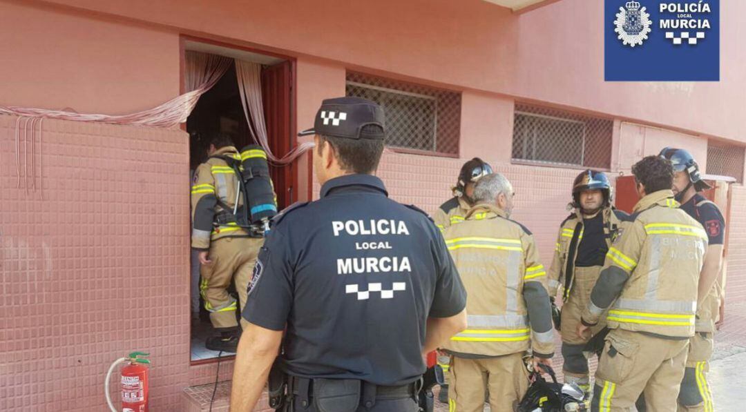 Efectivos de la Policía Local de Murcia y Bomberos tras el incendio originado en la cocina del colegio Santa María de Gracia