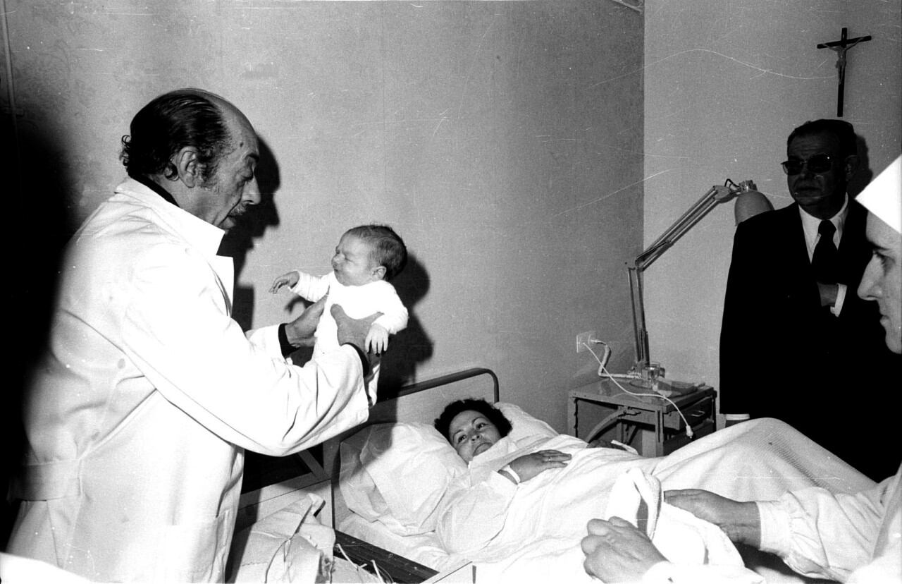 El doctor Miguel Torregrosa (ginecólogo de cupo) atiende a una mujer en Alicante tras dar a luz en los primeros días de febrero de 1972