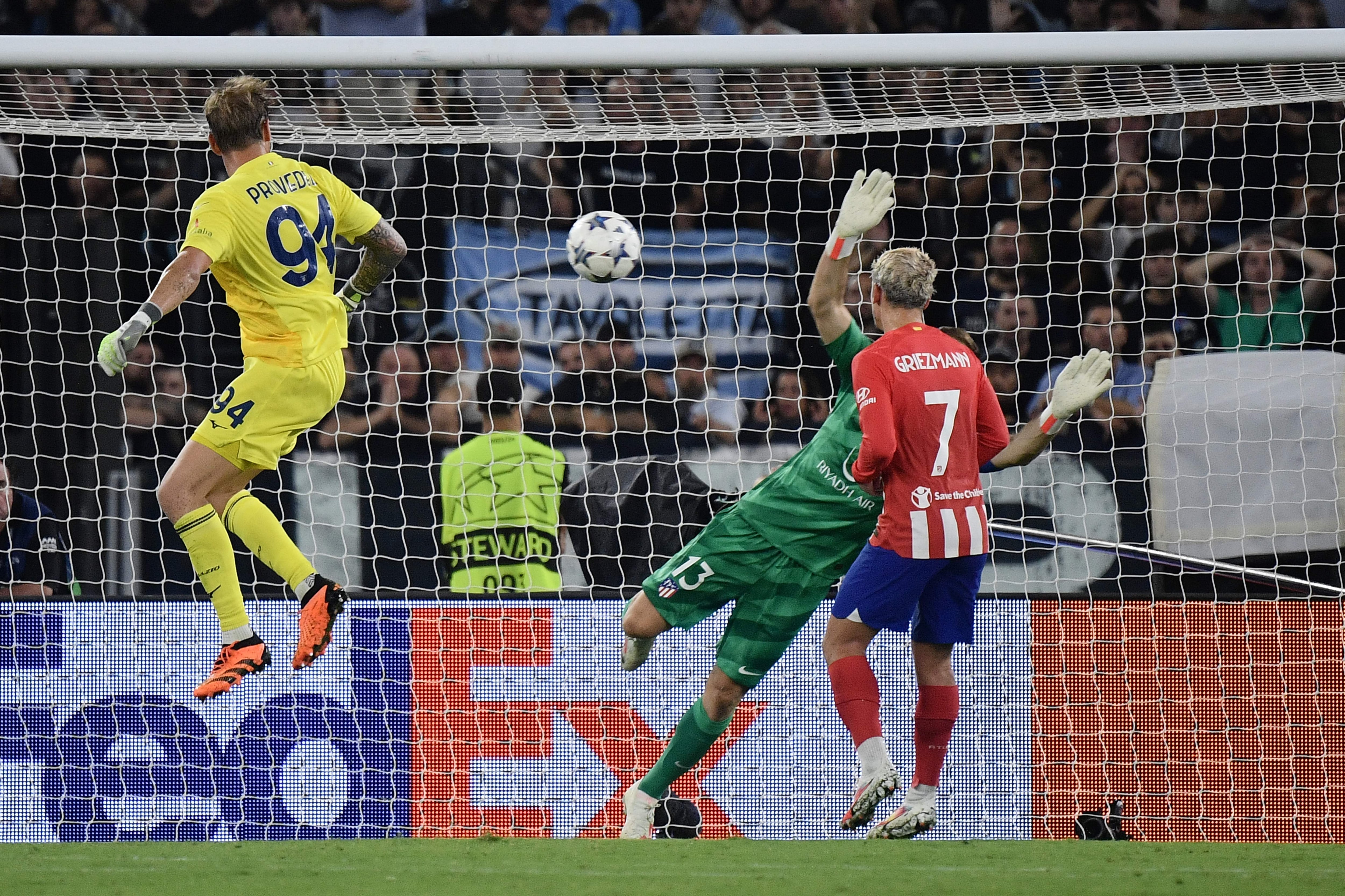 Ivan Provedel, portero de la Lazio, empata el partido en el último minuto