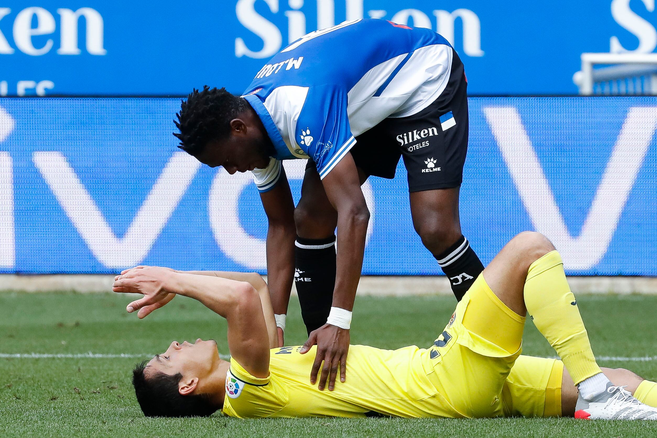 VITORIA, 30/04/2022.- El centrocampista del Alavés Mamadou Loum se disculpa ante el defensa francés del Villarreal Aïssa Mandi durante el partido de la LigaSantander que enfrentó a sus equipos este sábado en el estadio de Mendizorroza en Vitoria. EFE/ David Aguilar
