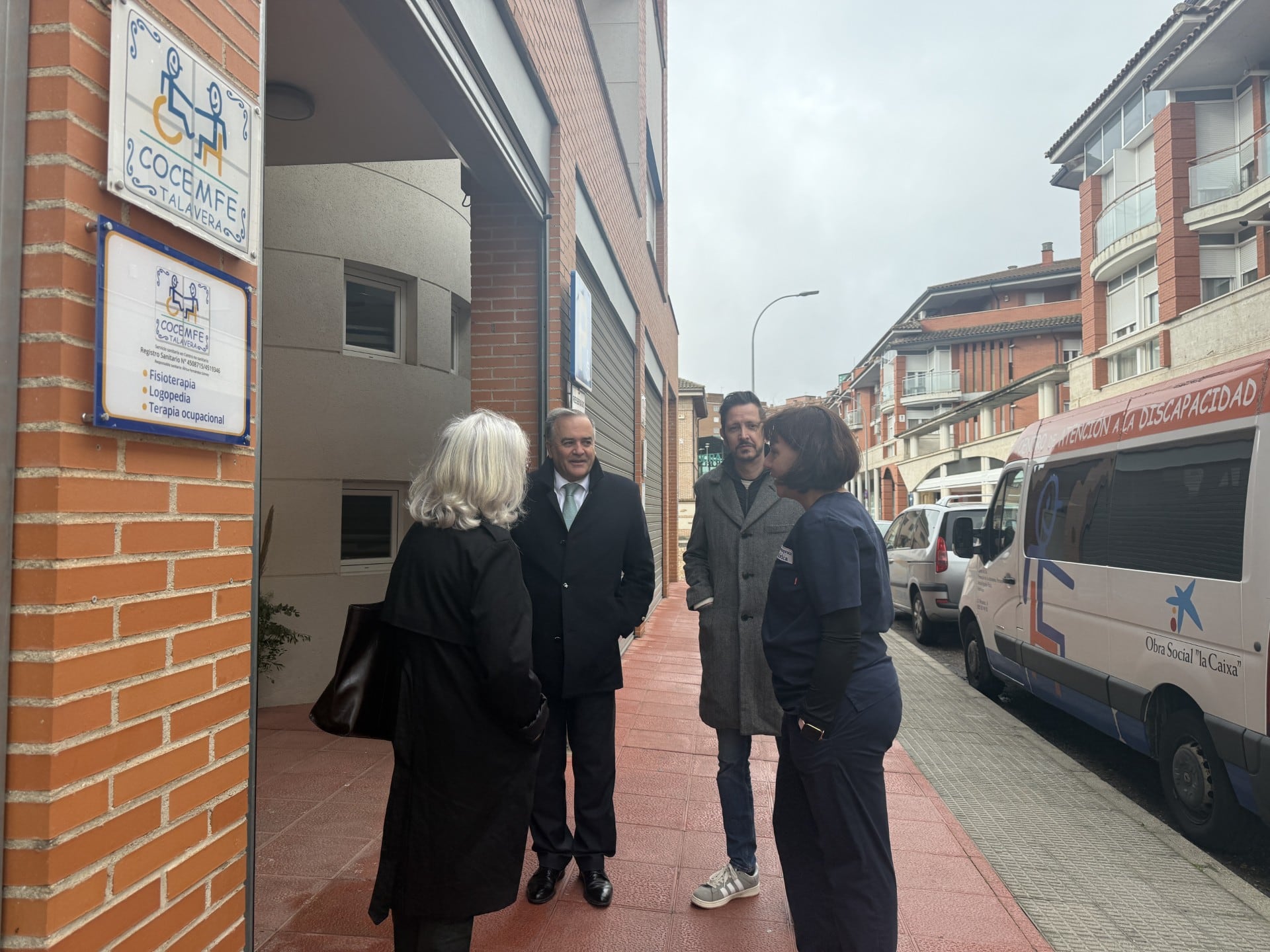 Miembros del equipo de Gobierno en la entrada de Cocemfe