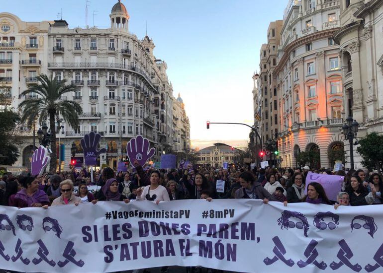 La manifestación del (M a su paso por la plaza del Ayuntamiento de Valencia