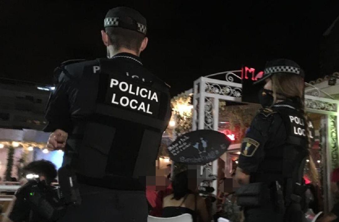 Agentes de la Policía Local controlan las zonas de ocio de la ciudad