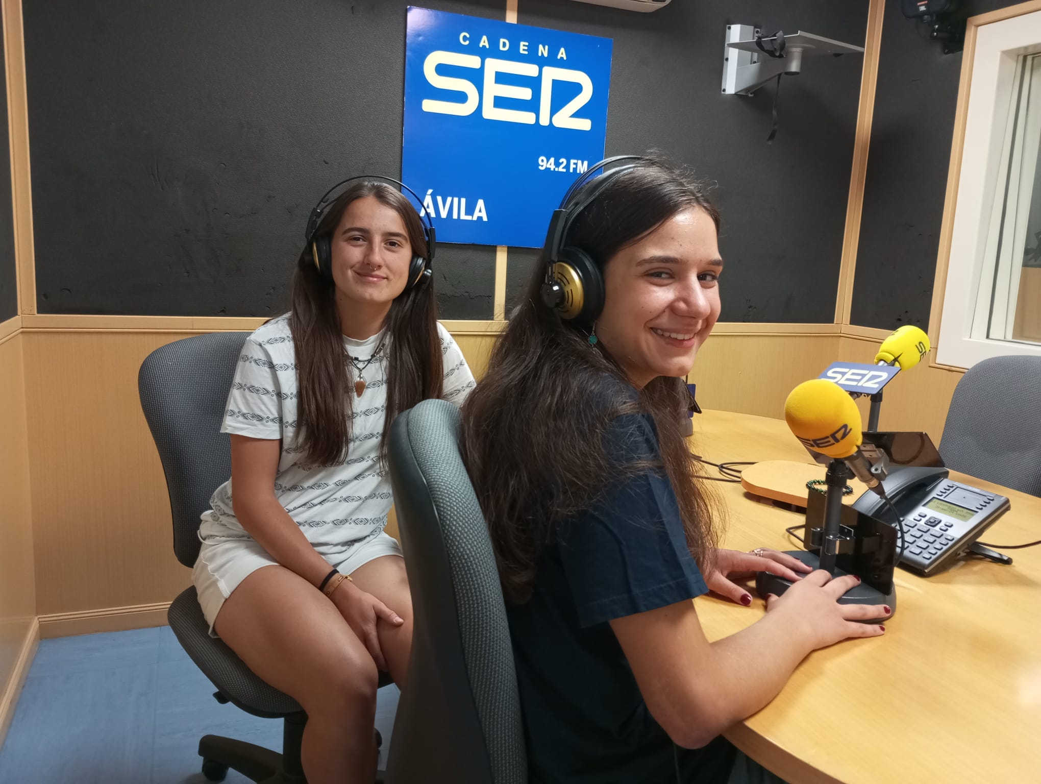 Paula Gómez y Laura Monfort en los estudios de Ser Ávila