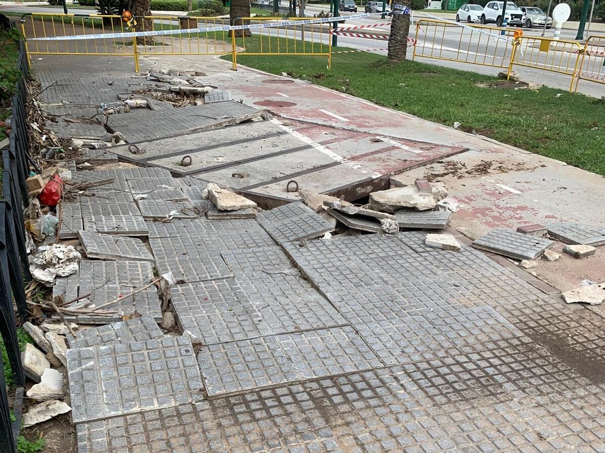 Daños en el pavimento en la Avenida de Andalucía de Málaga