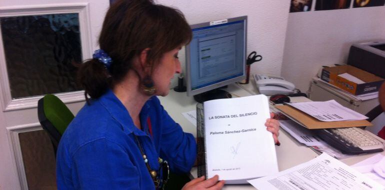 Paloma Sánchez-Garnica, agosto de 2013, en el Registro de la Propiedad Intelectual de Málaga, registrando el manuscrito de ‘La sonata del silencio