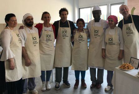 El chef de El Bohío junto a algunos de los inmigrantes que han elaborado recetas para esta iniciativa.