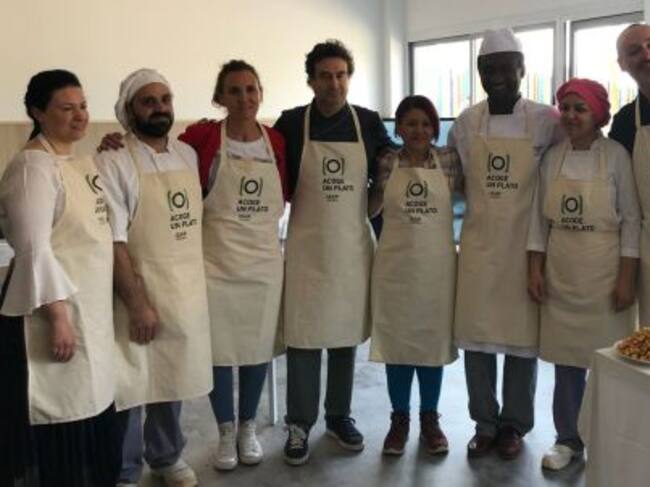 El chef de El Bohío junto a algunos de los inmigrantes que han elaborado recetas para esta iniciativa.