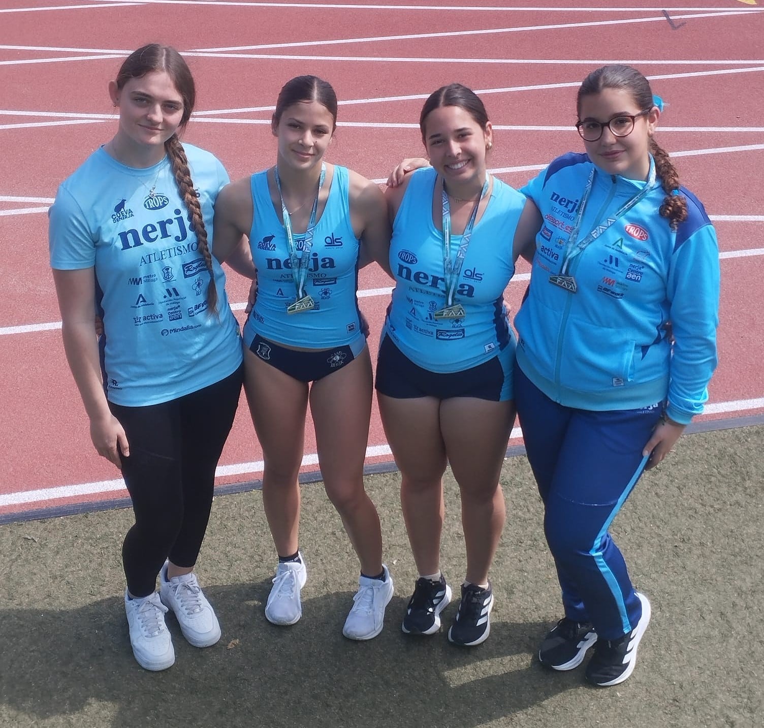 Grupo de lanzadoras del Trops-Cueva de Nerja, que participaron en el campeonato de Andalucía