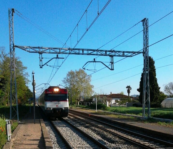 Un tren arribant a Sant Jordi Desvalls (Gironès) Foto: R.M.